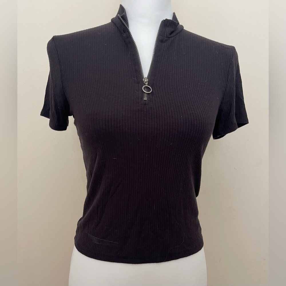 HOLLISTER - black t shirt with quarter zip